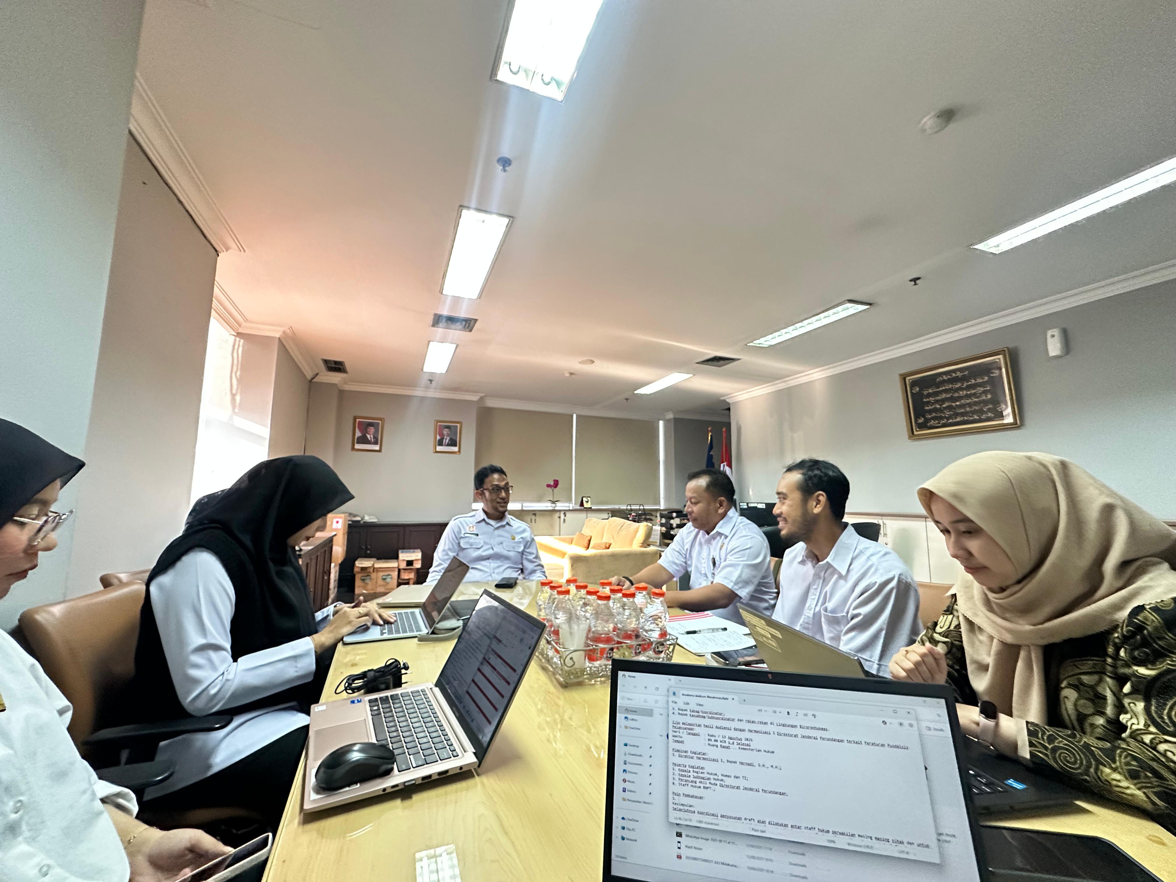 SUBBAGIAN HUKUM LAKUKAN RAPAT TERKAIT AUDIENSI DENGAN DIREKTUR HARMONISASI 1 DIREKTORAT JENDERAL PERUNDANG-UNDANGAN TERKAIT PERATURAN PUSDALSIS