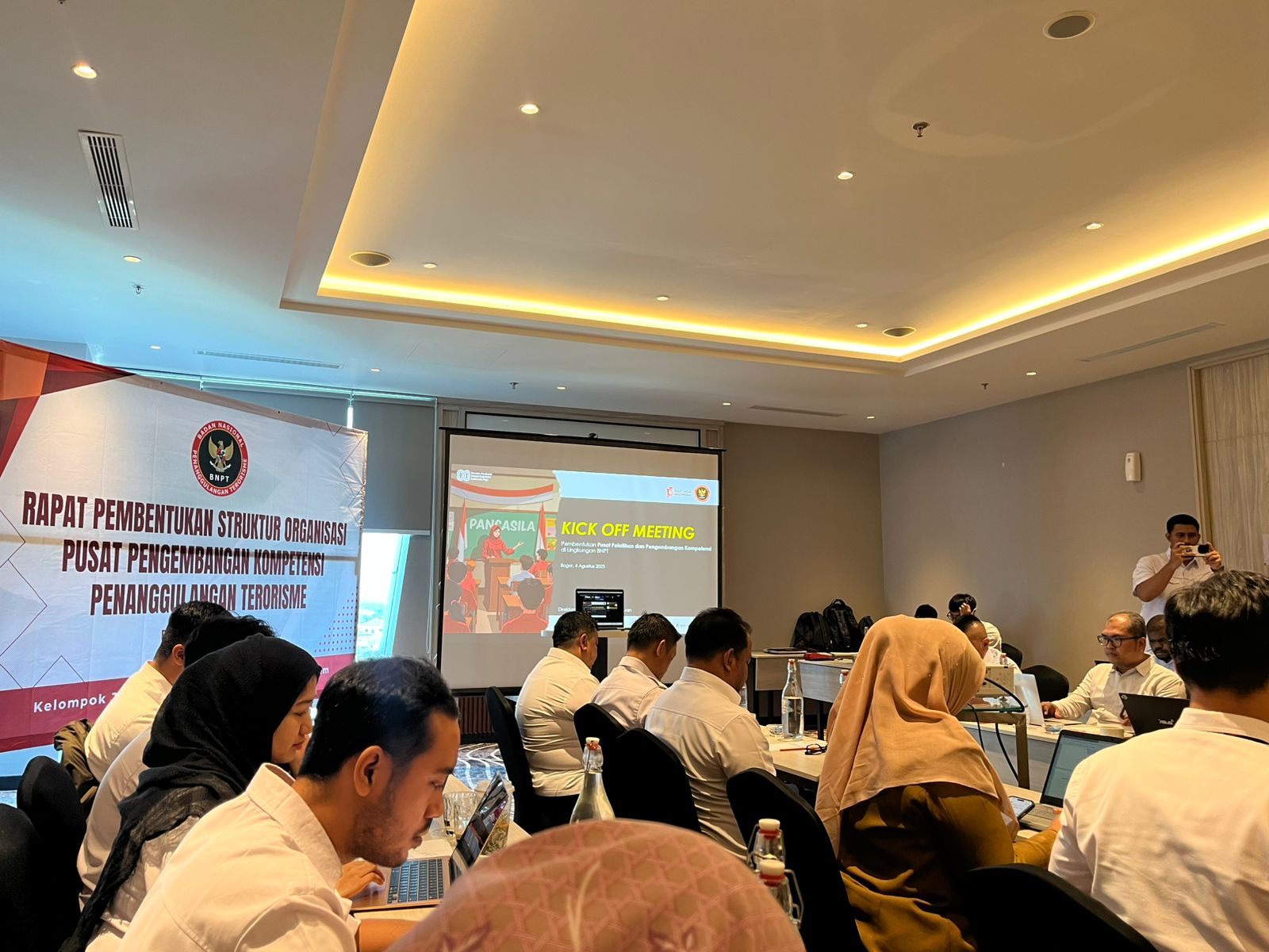 SUBBAGIAN HUKUM MENGHADIRI RAPAT AWAL PEMBAHASAN PEMBENTUKAN PUSAT PENGEMBANGAN KOMPETENSI PENANGGULANGAN TERORISME
