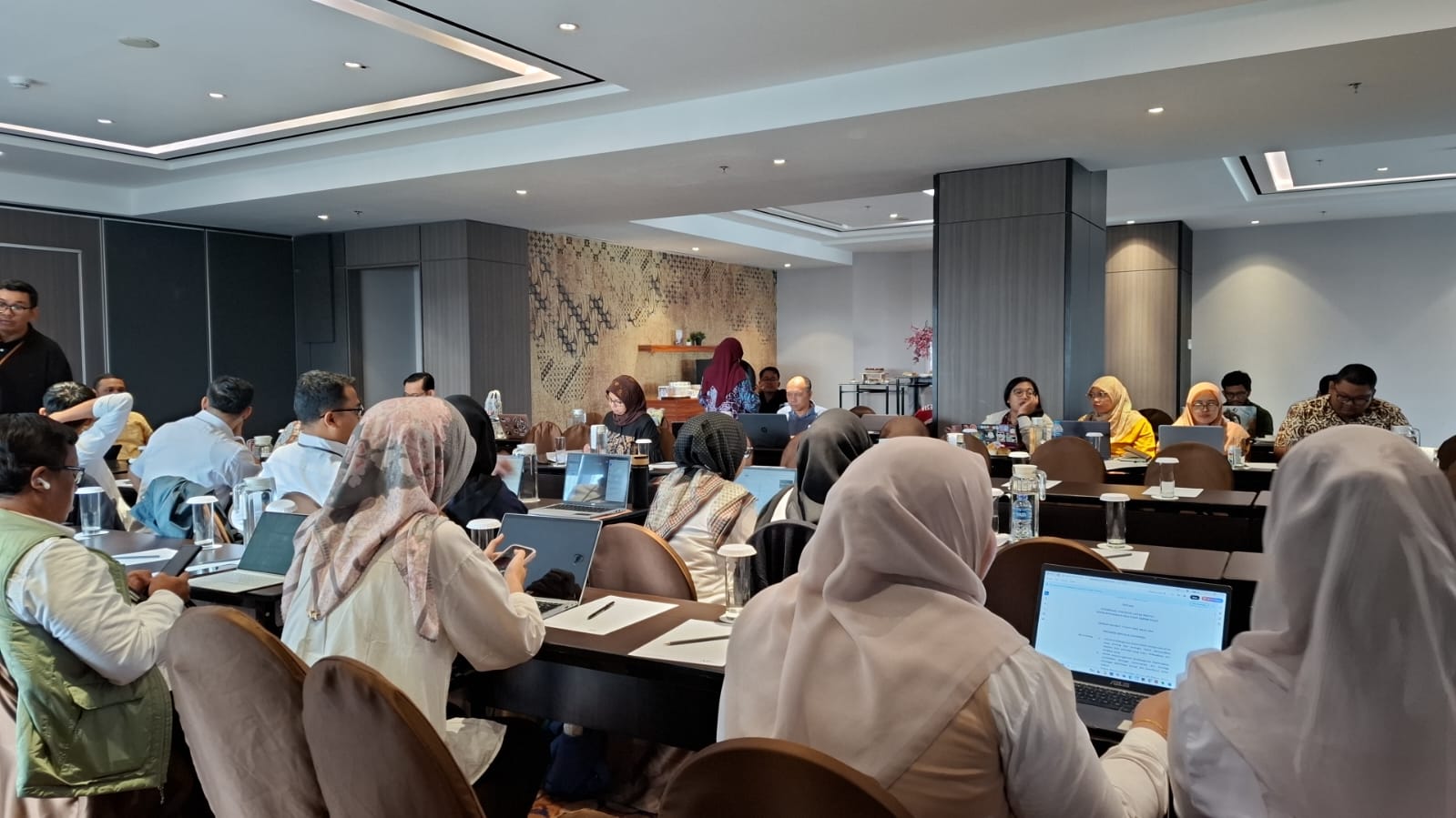 RAPAT HARMONISASI RANCANGAN PERATURAN PRESIDEN TENTANG KOORDINASI STRATEGIS LINTAS SEKTOR PENYELENGGARAAN PELAYANAN KEPEMUDAAN DIHADIRI OLEH SUBBAGIAN HUKUM
