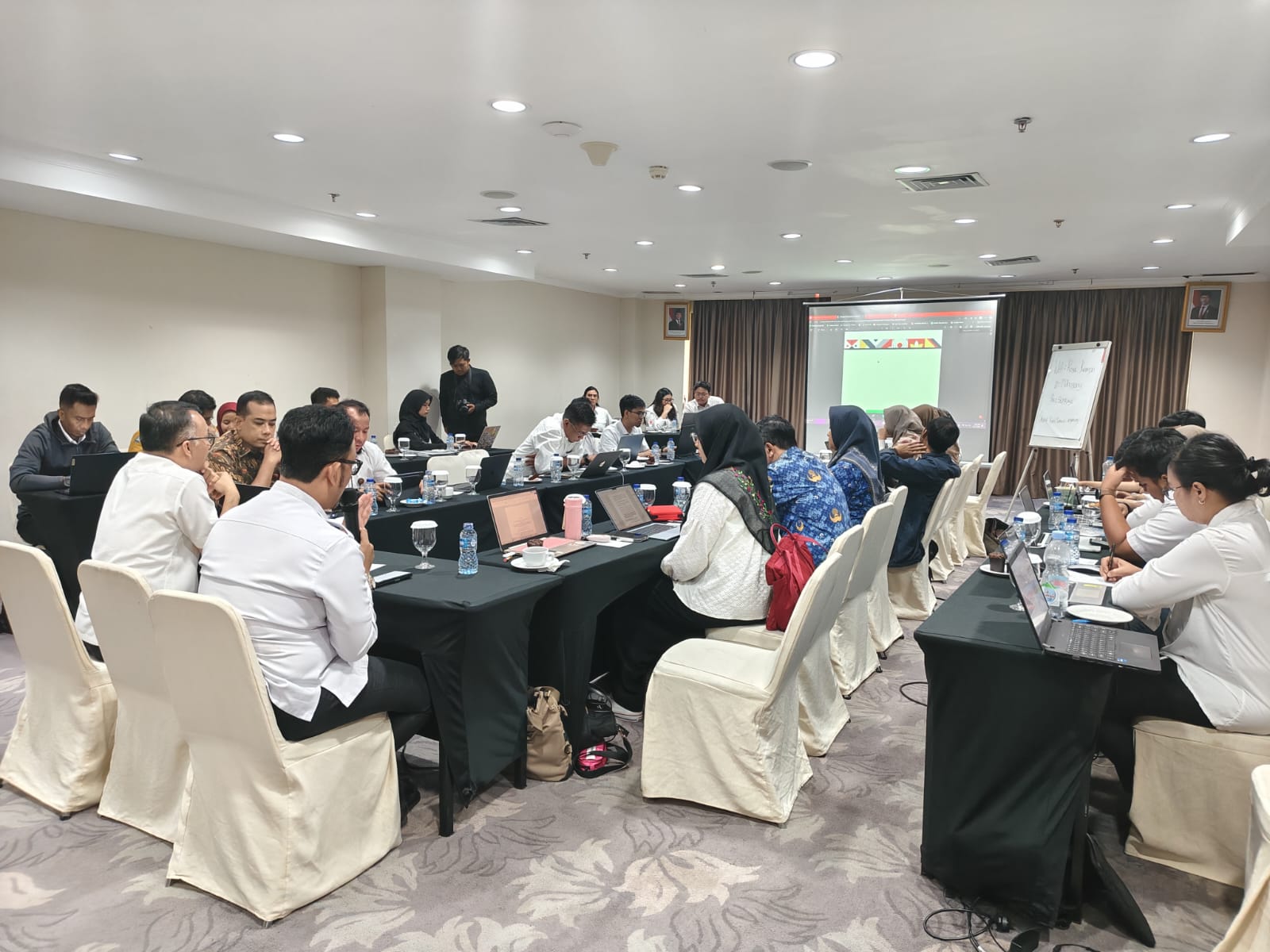 RAPAT PERSIAPAN HARMONISASI RANCANGAN PERATURAN PRESIDEN RI TENTANG RAN PE TAHUN 2025-2029 SUBBAGIAN HUKUM HADIR DALAM RAPAT TERSEBUT