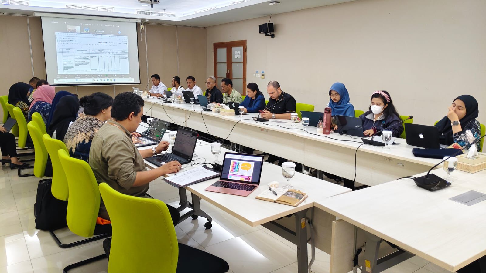 SUBBAGIAN HUKUM MENGHADIRI RAPAT PAK PENYUSUNAN RPERPRES NOMOR 25 TAHUN 2021 TENTANG KEBIJAKAN LAYAK ANAK KABUPATEN ATAU KOTA KLASTER IV DAN KLASTER V KEMENTERIAN PEMBERDAYAAN PEREMPUAN DAN PERLINDUNGAN ANAK