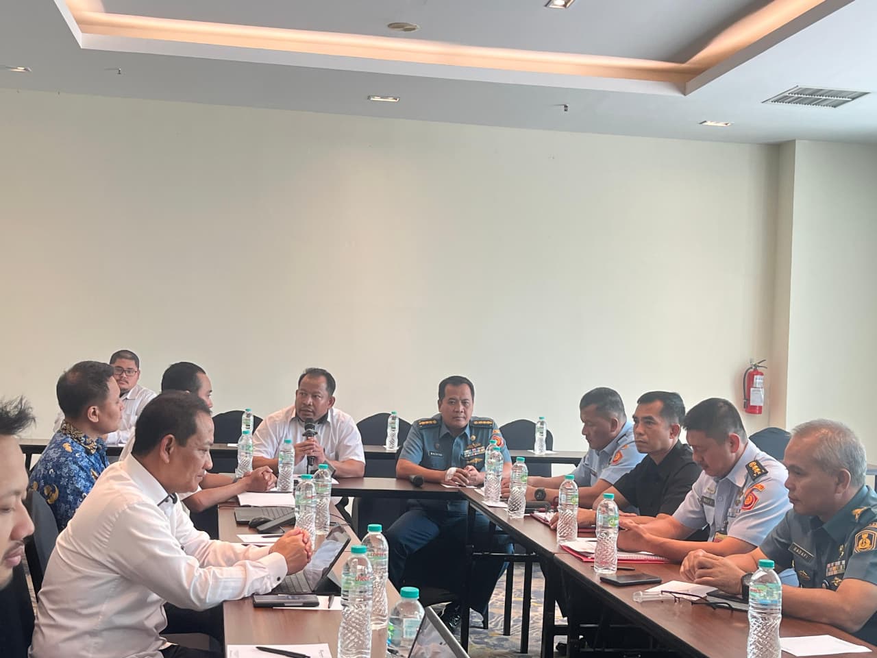 RAPAT PEMBAHASAN NASKAH NOTA KESEPAHAMAN ANTARA BADAN NASIONAL PENANGGULANGAN TERORISME DENGAN TENTARA NASIONAL INDONESIA DIHADIRI SUBBAGIAN HUKUM