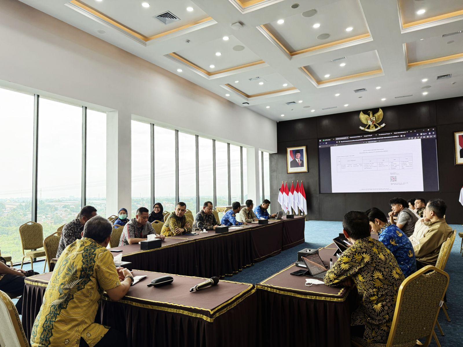 TIM PUSDALSIS MELAKSANAKAN RAPAT PENYUSUNAN R-PERPRES MANAJEMEN ANALISIS DAN PENGENDALIAN KRISIS YANG DIHADIRI OLEH SUBBAGIAN HUKUM